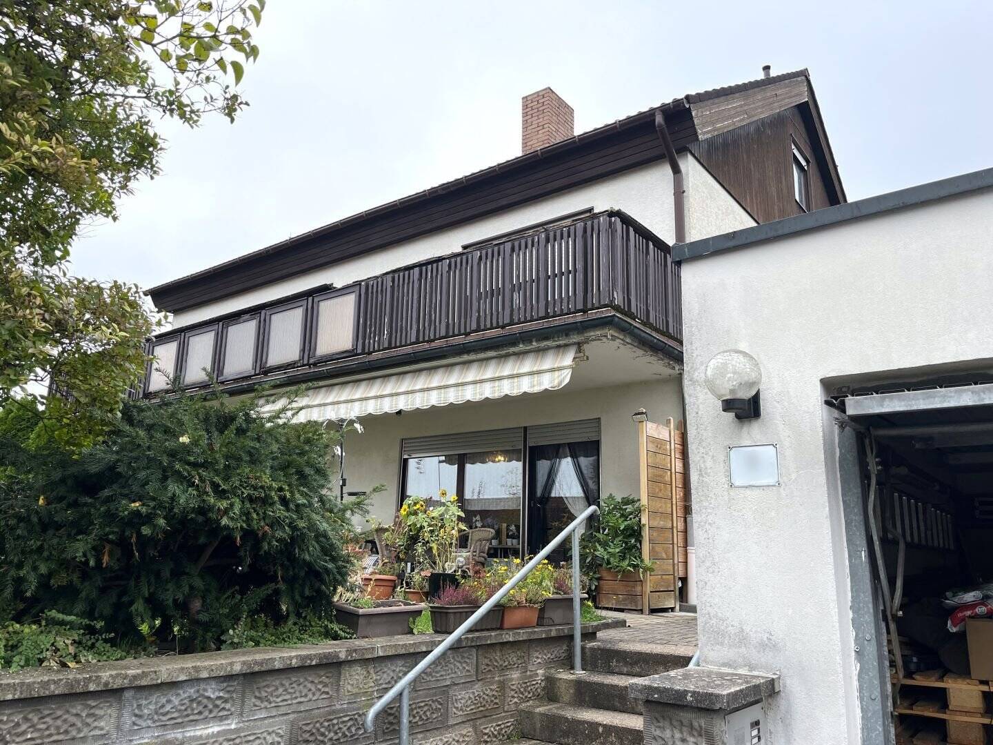 Charmantes, freistehendes Einfamilienhaus mit Einliegerwohnung in einzigartiger Toplage in Mainroth – Burgkunstadt – Bild 1 von 9