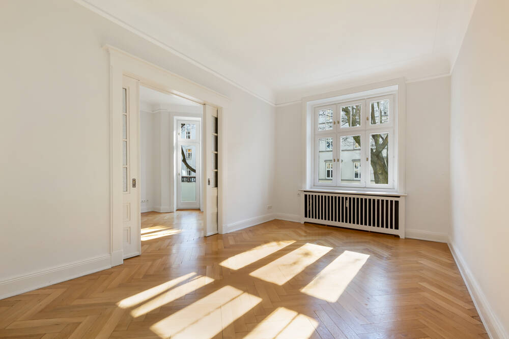 Top-Lage in Hamburg-Winterhude: Traumhafte 4,5-Zimmer-Altbauwohnung mit zwei Balkonen – Hamburg – Vorschaubild 3