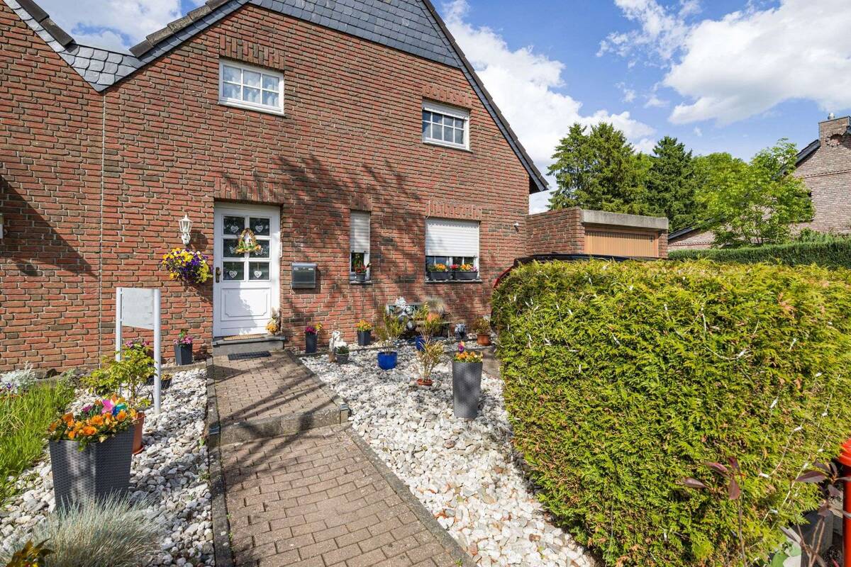 KR-Hüls: tolles 2FH mit schönem Garten, Keller und Garage – 47839 Krefeld – Bild 1 von 9