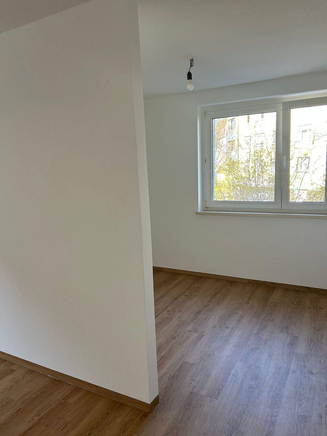 Perfekte 1. Wohnung! 1,5 Zimmer mit Einbauküche komplett renoviert! – Nürnberg – Vorschaubild 3