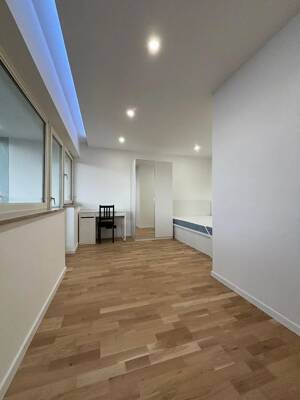 Frisch renoviertes Zimmer mit Balkon für Studenten & Young Professionals