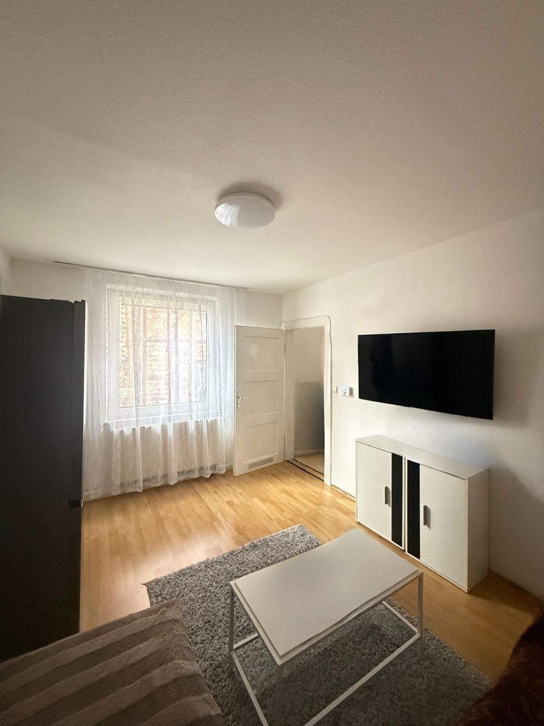 Ruhig gelegen: Lichtdurchflutete 2-Zimmer-Wohnung im OG