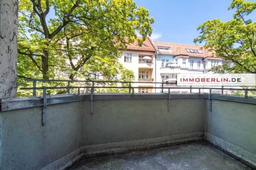 IMMOBERLIN.DE - Charmante Stuck-Altbauwohnung mit ruhigem Balkon im beliebten Rheingauviertel – Berlin – Bild 1 von 9