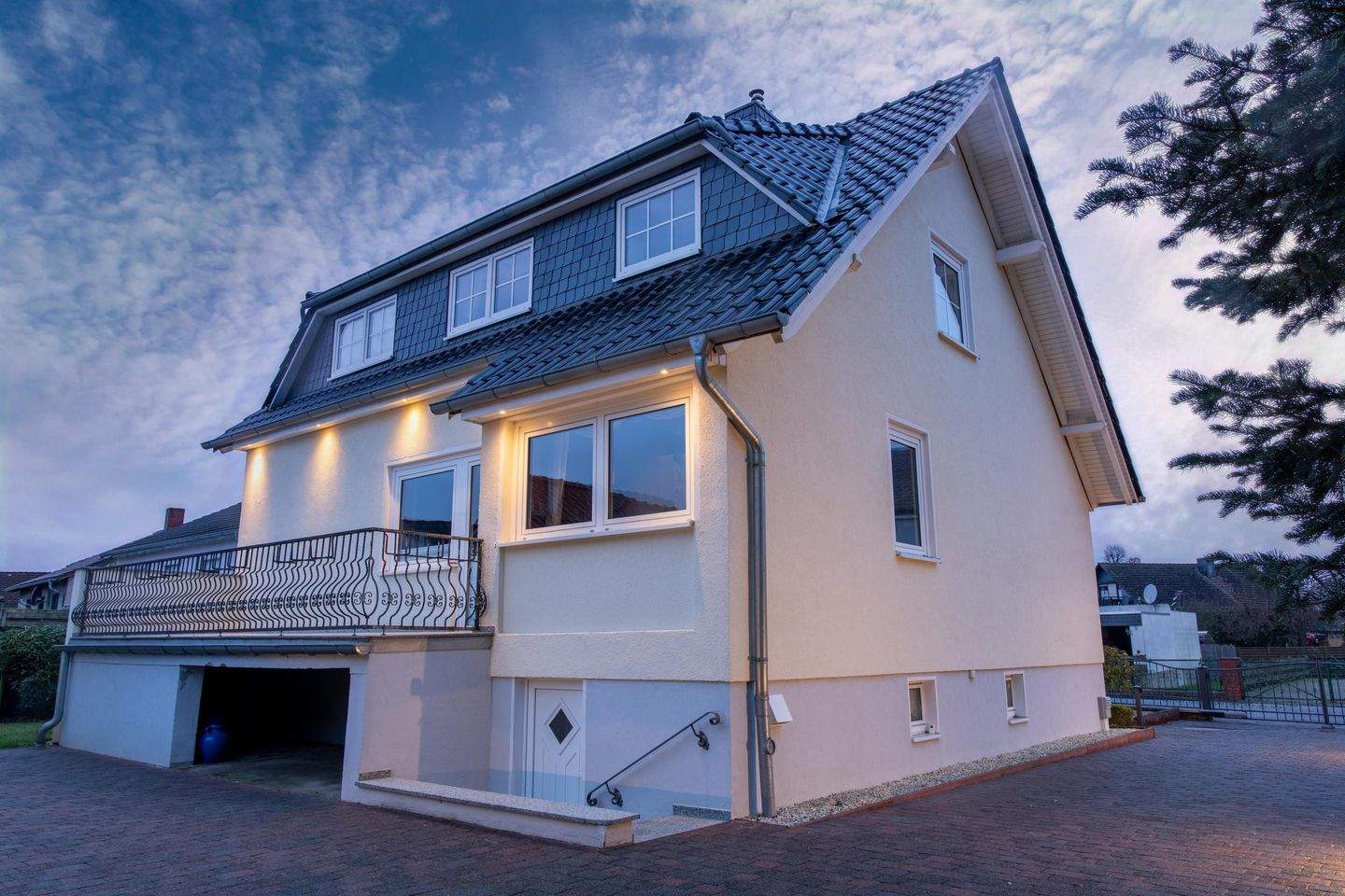 Familienfreundliches Einfamilienhaus mit großem Garten, Kamin und Garage – Grafhorst – Bild 1 von 9