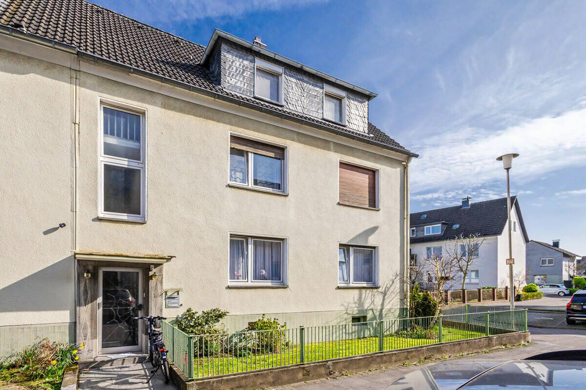 Gepflegtes 3-Fam.-Haus in verkehrsberuhigter Lage von Opladen mit bezugsfreier 4-Zimmer-EG-Wohnung!