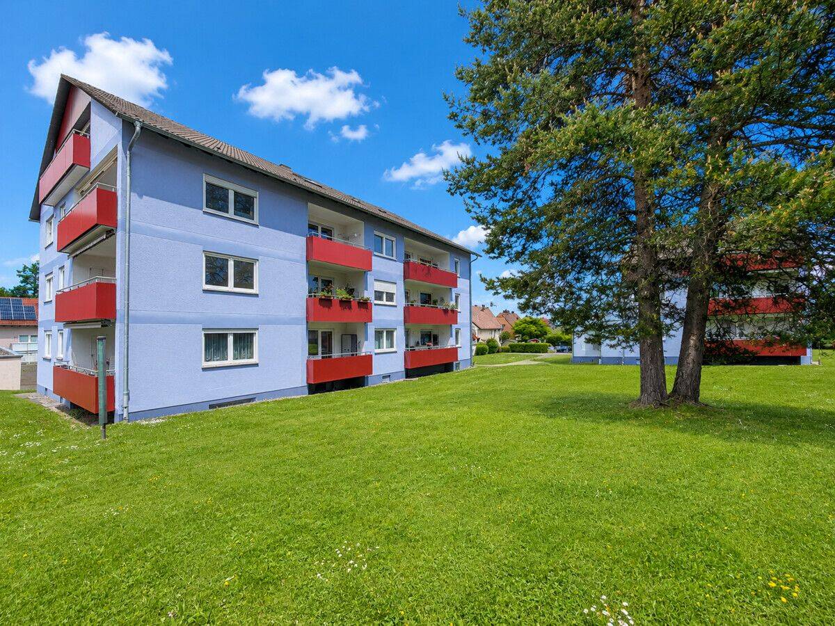 Sofort verfügbar - Großzügige 3-Zimmer-Wohnung mit Balkon und 2 Garagen