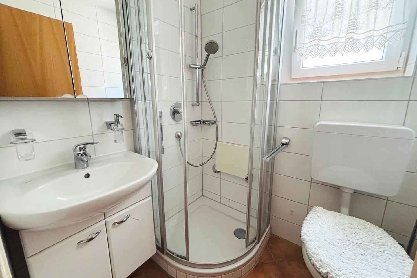 Gepflegte 2-Zimmer-Dachgeschoss mit Außenstellplatz in Stuttgart-Obertürkheim – Stuttgart – Vorschaubild 9