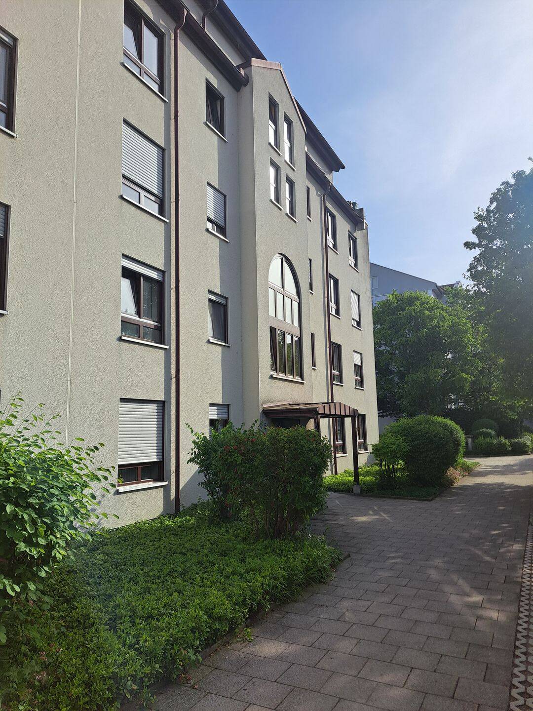 Wunderschöne 2 ZKB mit Balkon und Tiefgaragenstellplatz, renoviert und teilsaniert in Top-Lage