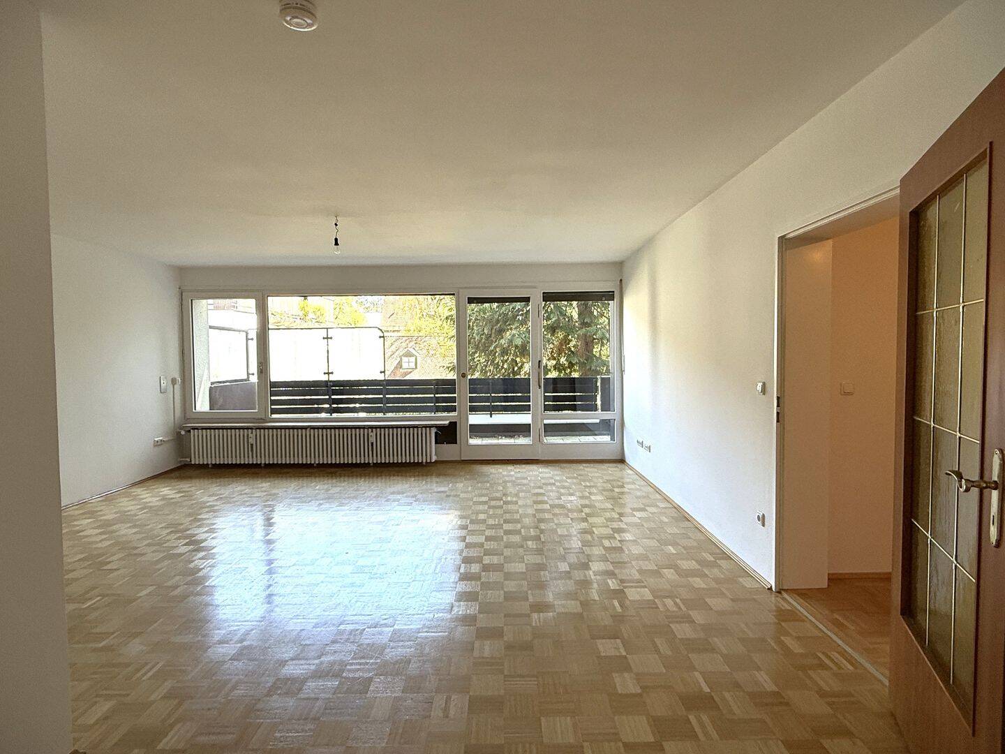 Helle 3-Zimmer-Wohnung im 1. OG mit Balkon ins Grüne – München – Vorschaubild 6