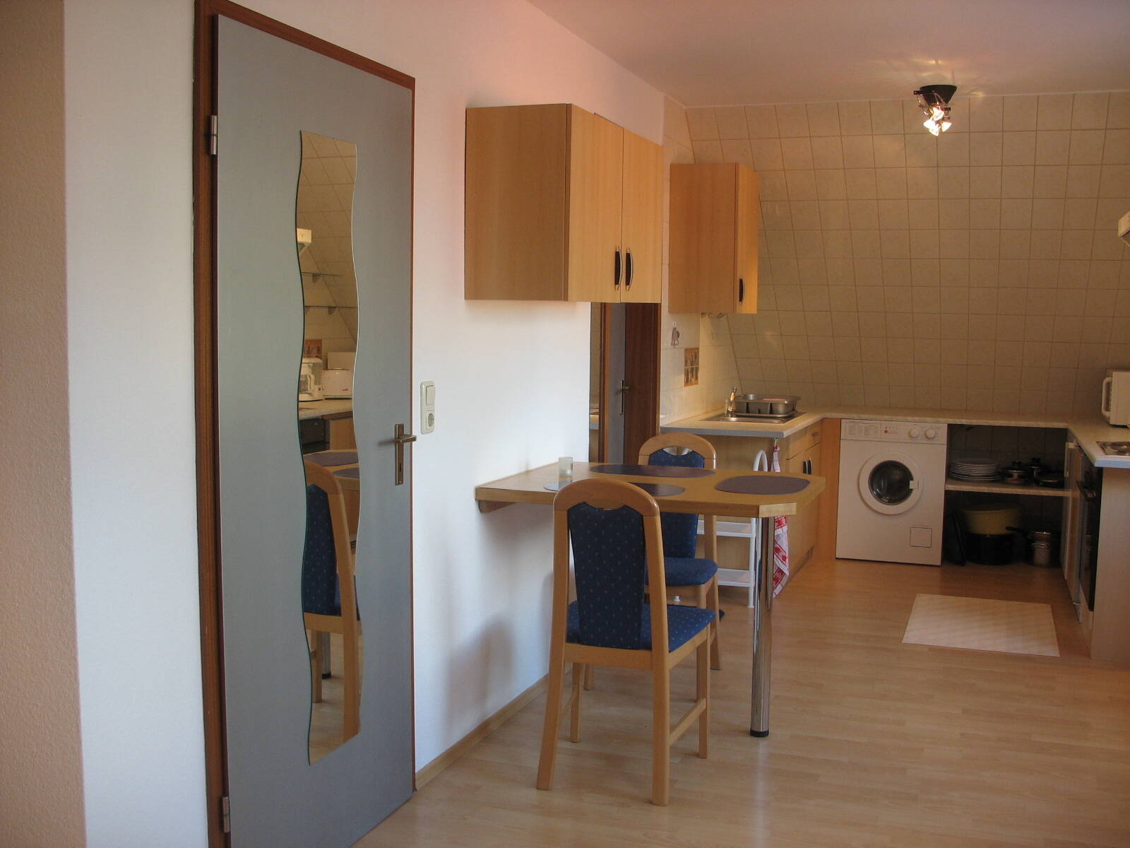 Vollmöbliertes Zimmer zentral aber ruhig, provisionsfrei – Nürnberg – Vorschaubild 2