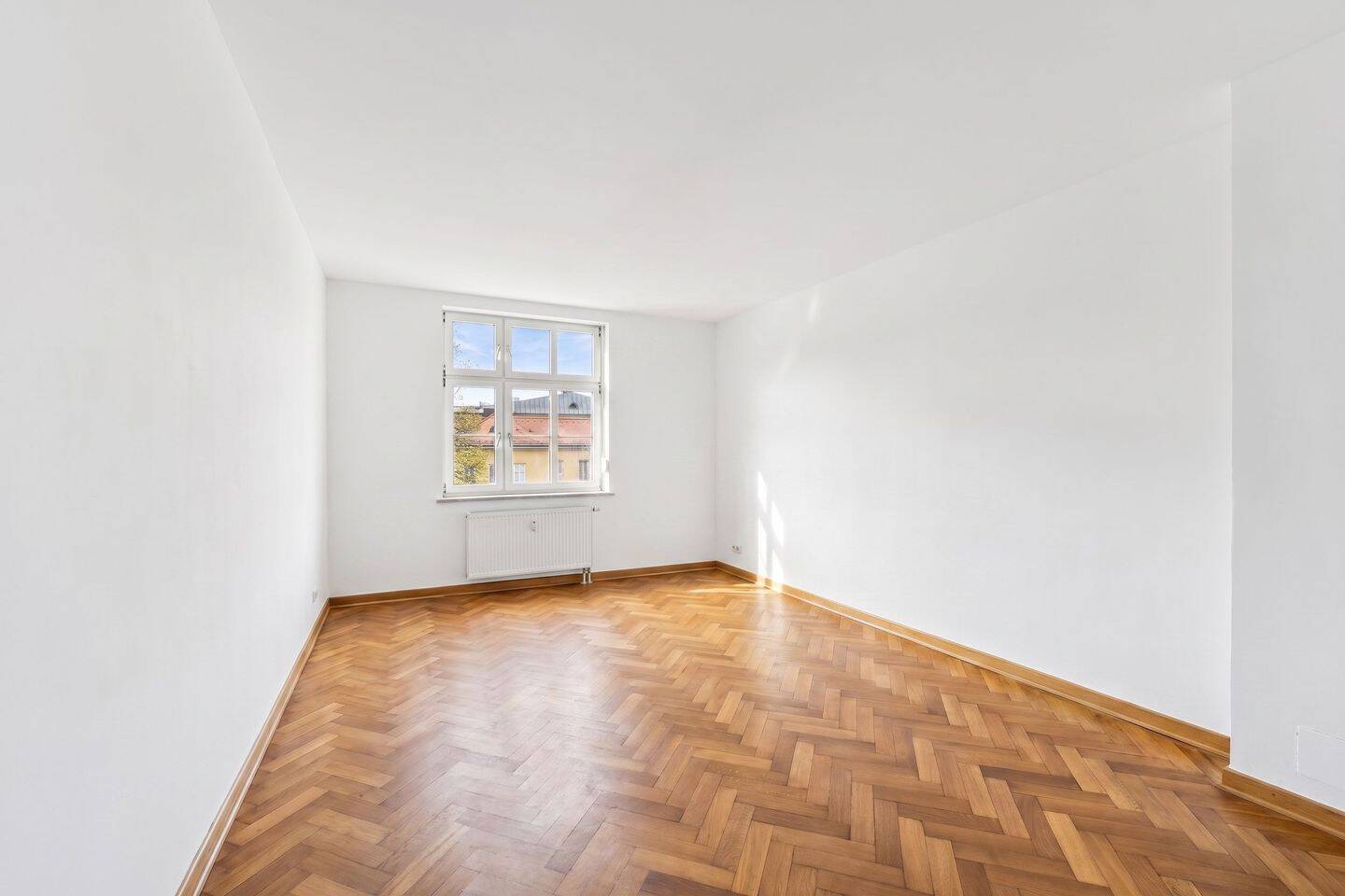 Großzügige 4-Zimmer-Altbauwohnung mit zwei Balkonen, zwei Bädern und Aufzug in Schwabing – München – Vorschaubild 3