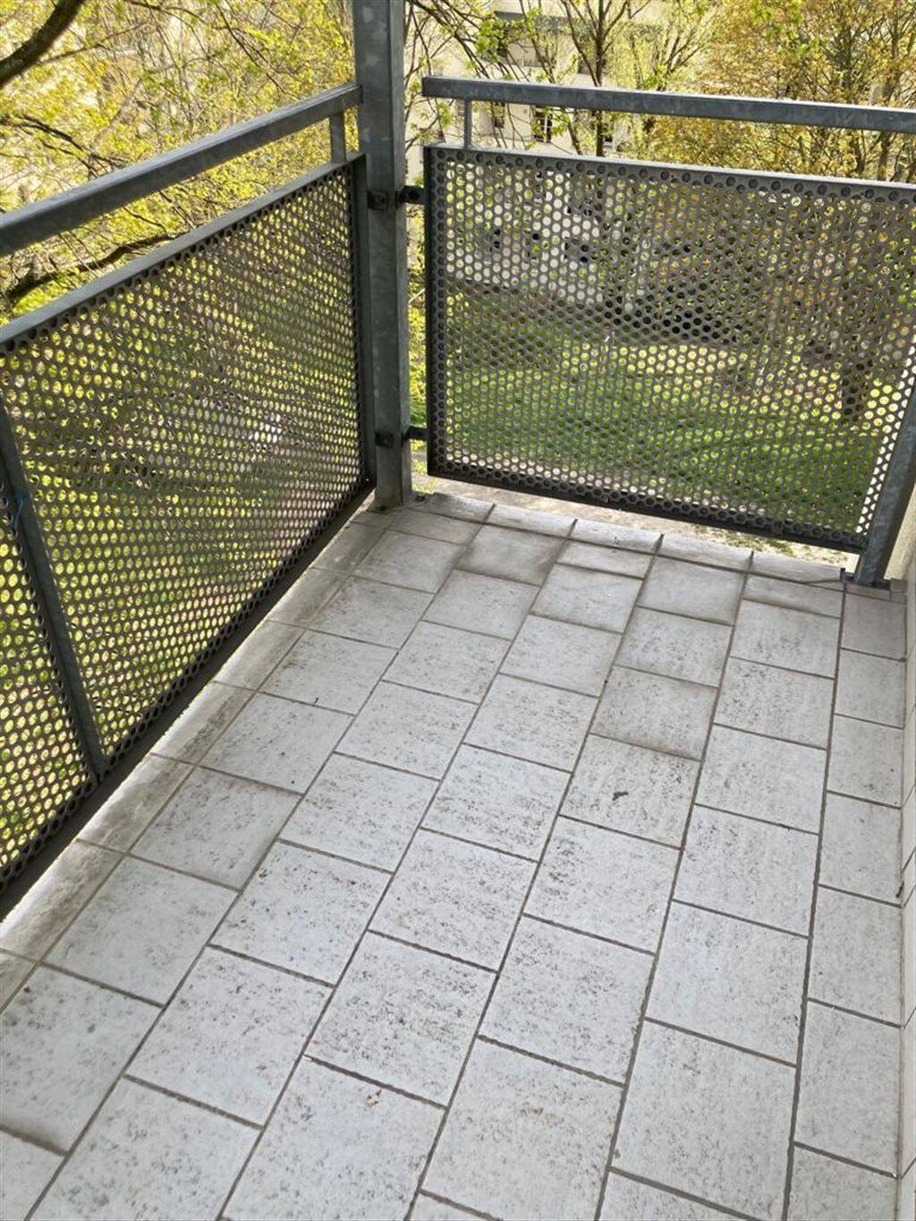 Günstige 2-Zimmer mit Laminat, Balkon und Wanne in ruhiger Lage! EBK mgl. – Chemnitz – Vorschaubild 2