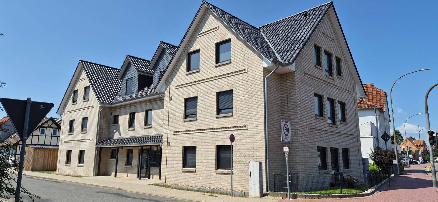Neuwertige 2 Zimmer ETW * modernes Duschbad * EBK * Balkon * Kfz-Stellplatz