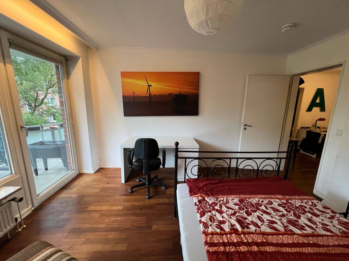 WG-Zimmer mit großen geteiltem Balkon in Winterhude