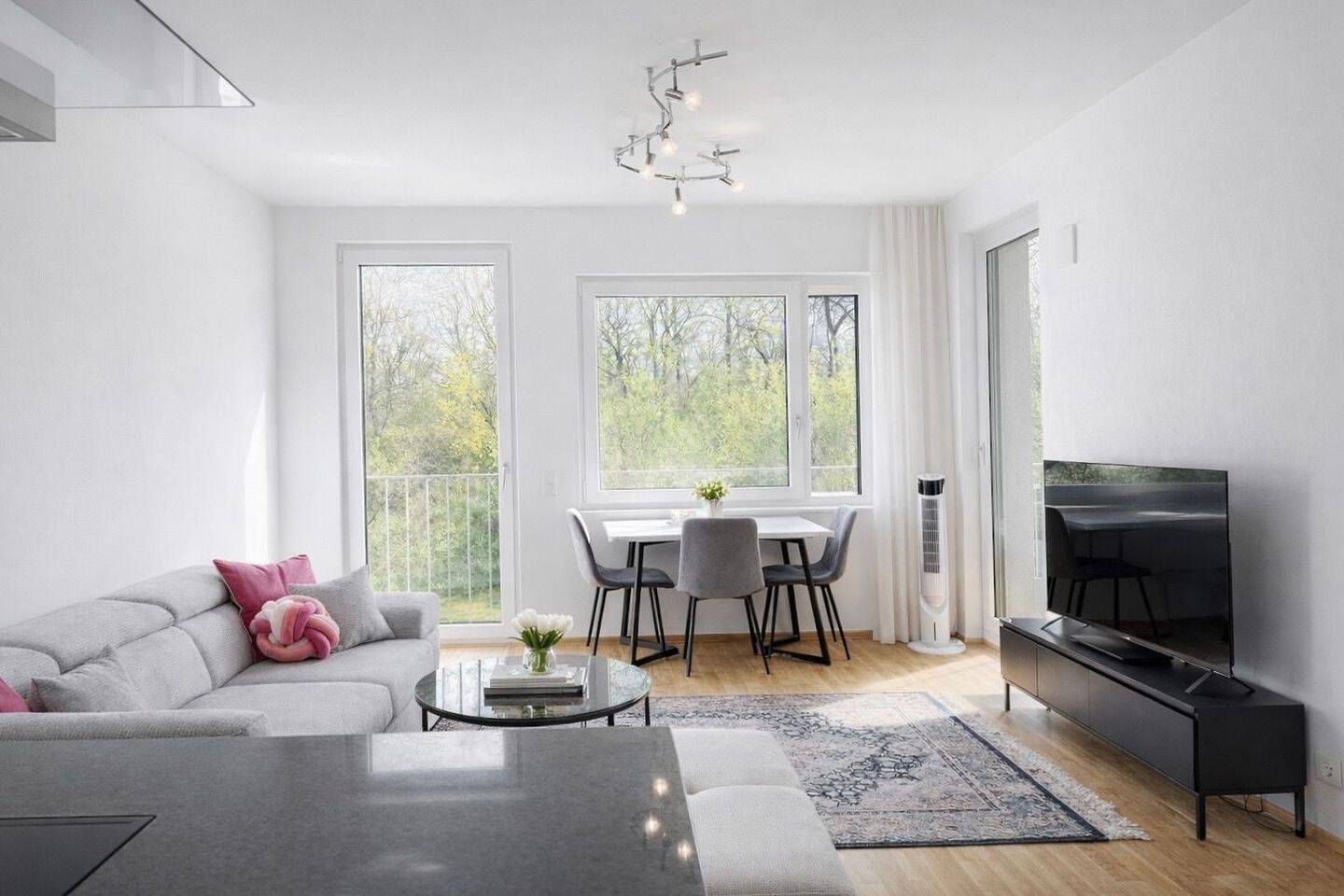 Bezugsfreie moderne 2-Zimmer-Wohnung mit Südbalkon & Blick ins Grüne in München
