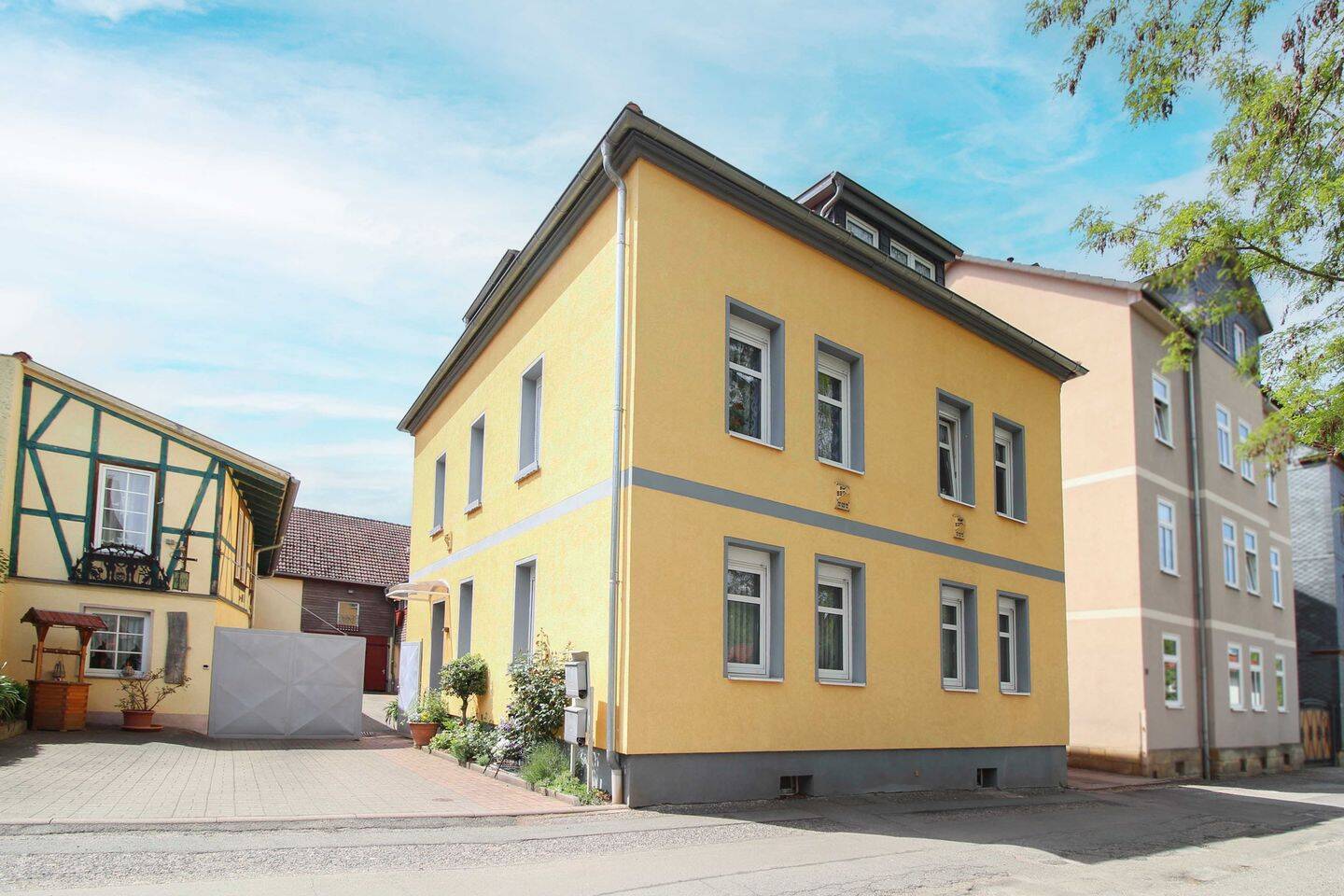 Ein Haus + 2 Wohnungen + 1 Gästewohnung im DG + Werkstatt + Lager + viel Platz + tolles Grundstück