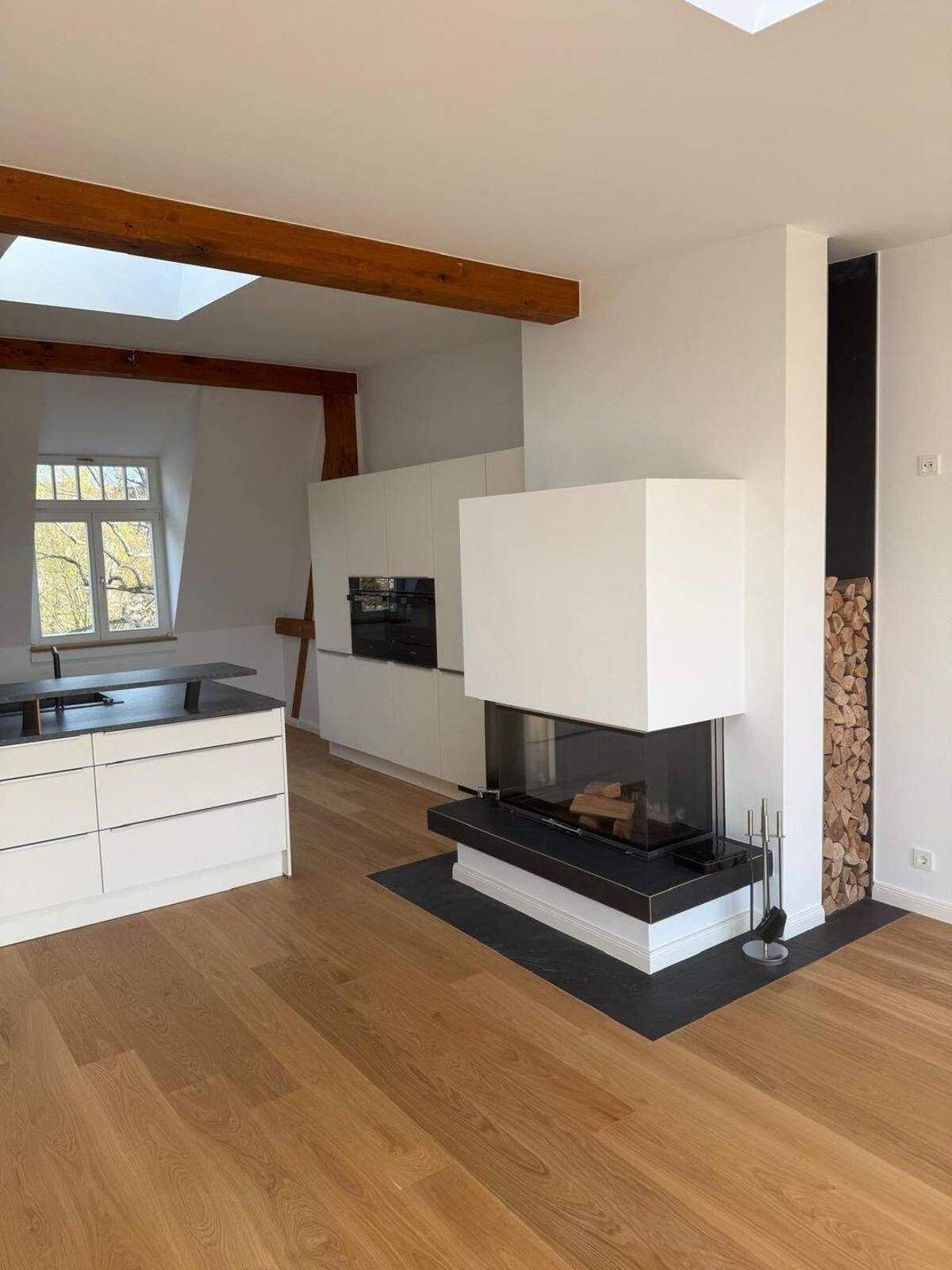 Exklusive 5-Raum-Dachgeschosswohnung mit Galerie, Einbauküche, Kamin, Terrasse und Aufzug - direkt an der Saale – 6110 Halle (Saale) – Bild 1 von 9