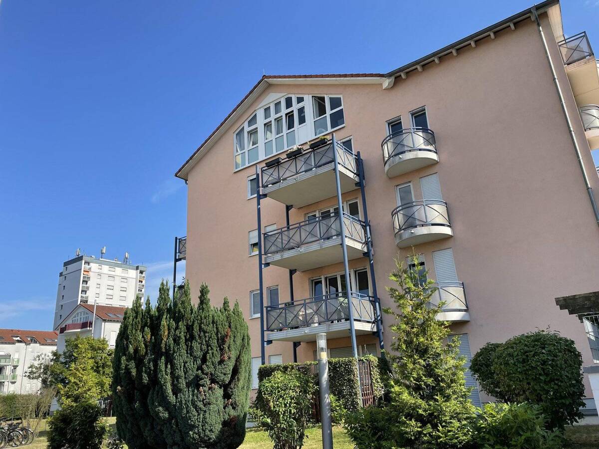 Gepflegte 2-Zimmer-Wohnung mit Balkon, Einbauküche, Stellplatz & Aufzug in Maintal-Dörnigheim – 63477 Maintal – Bild 1 von 9