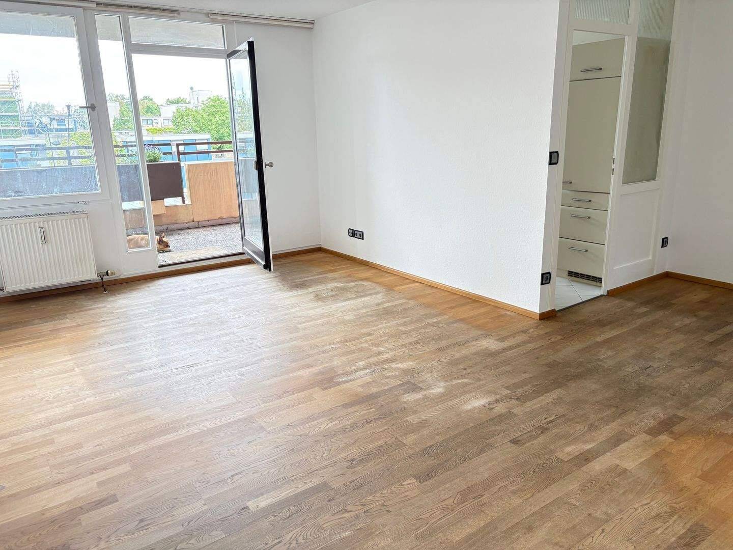 Teilmöblierte 2 Zimmer Wohnung mit Loggia, EBK und Schlafzimmer - Schwimmbad + Sauna gefällig? – Nürnberg – Vorschaubild 3