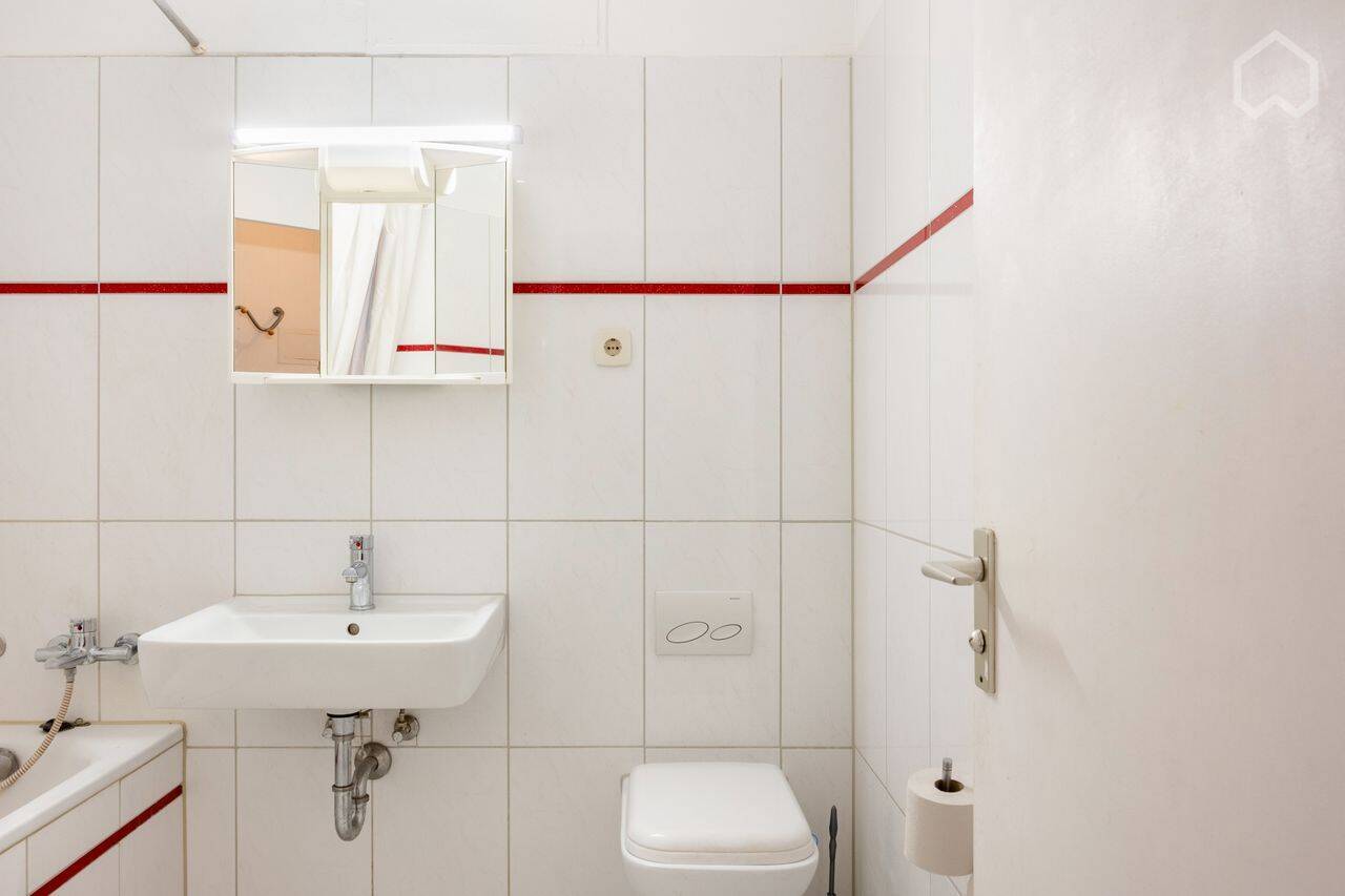 Möbliertes 1-Zimmer-Apartment mit Balkon in München-Schwabing — ab 15.08.2026 – München – Vorschaubild 9
