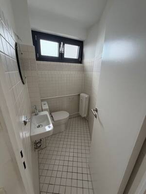 3,5 Zimmer-Whg mit Domblick, Einbauküche, begehb. Kleiderschrank, Tageslichtbad und separatem Büro/Kinderzimmer in Köln Mülheim – 51065 Köln – Vorschaubild 9