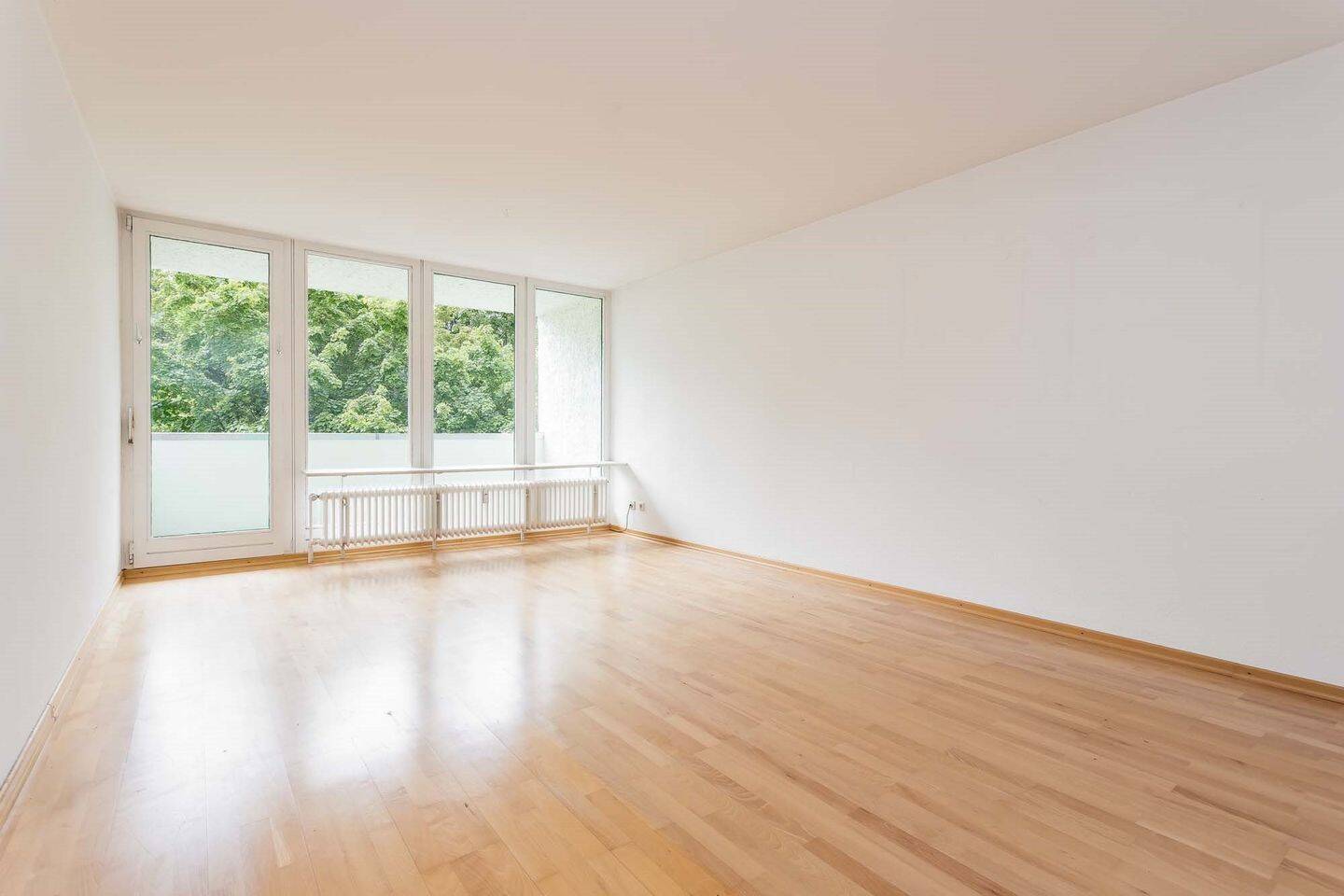 Gelegenheit nahe Botanischem Garten! Gut geschnittene 3-Zimmer-Wohnung mit großem Balkon und Blick ins Grüne – Berlin – Vorschaubild 2