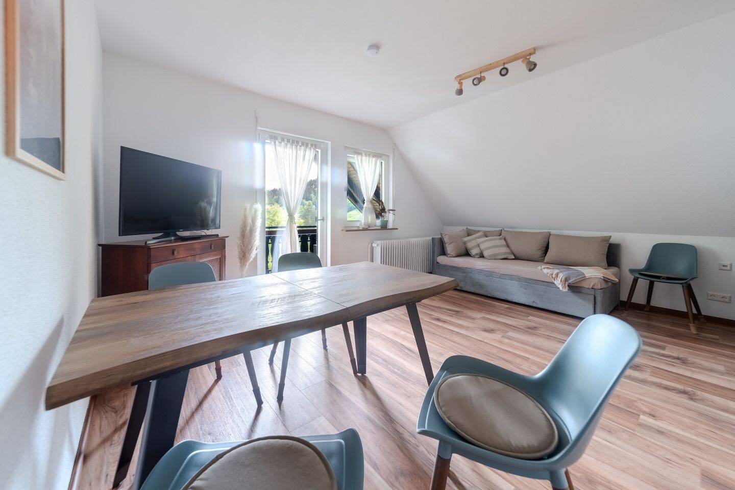Voll möbliertes 2-Zimmer-Apartment mit großem Balkon und Panoramablick ins Wolftal – Bad Rippoldsau-Schapbach – Vorschaubild 5