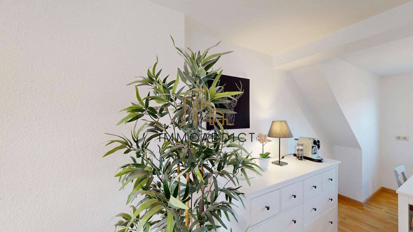 Kaufen statt mieten - bezugsfreie, möblierte 2-Zimmer-Dachgeschosswohnung