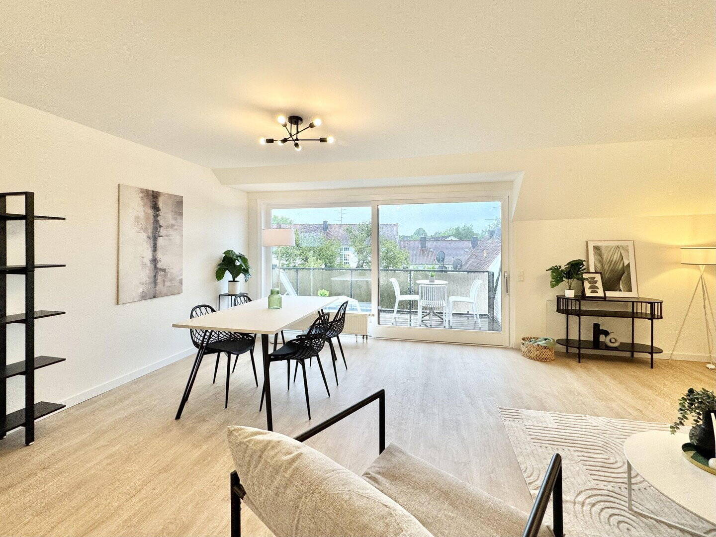 Sofort einziehen: sanierte 4-Zimmer-Maisonette mit zwei Bädern, zwei Balkonen und Stellplatz – Lübeck – Vorschaubild 3