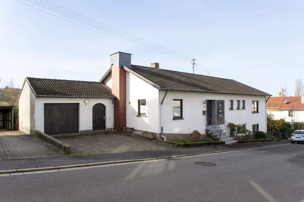 Freistehender Bungalow mit Einliegerwohnung und herrlichem Garten. – Riegelsberg – Bild 1 von 9