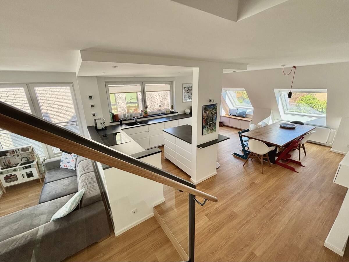 Wohnen am Rhein: Hochwertig sanierte 4-Zimmer-Maisonettewohnung in begehrter Wittlaer Lage – 40489 Düsseldorf – Bild 1 von 9