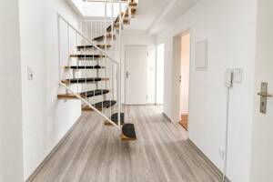 Sehr schöne Maisonettewohnung, 122 qm, 6 Zi, Kü, Bad, Balkon, Keller, StPl. & Garage – 76764 Rheinzabern – Vorschaubild 3
