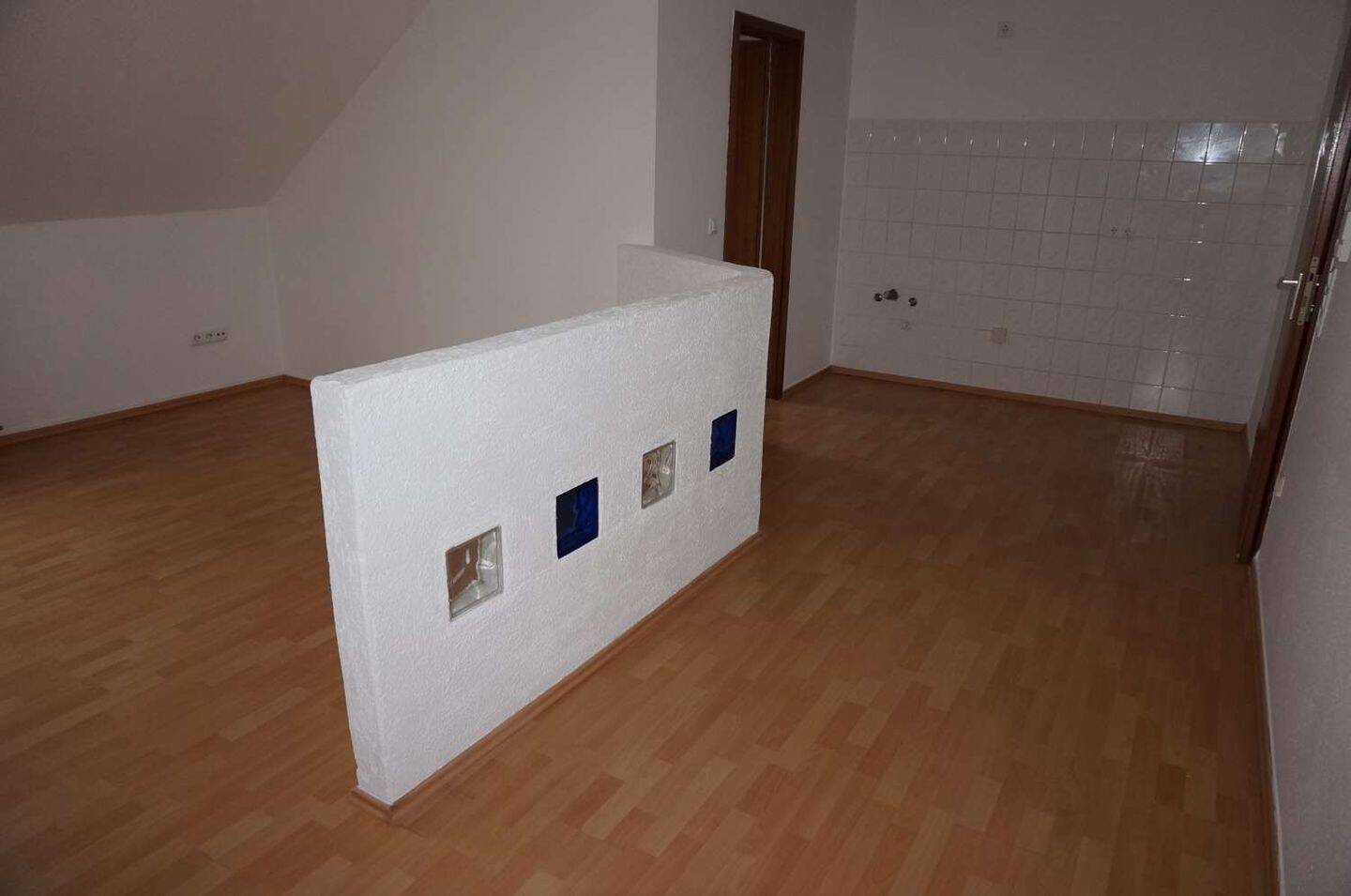 DG / 1-Zi-Whg. mit Laminat - Bad mit Fenster + Dusche – Chemnitz – Vorschaubild 4