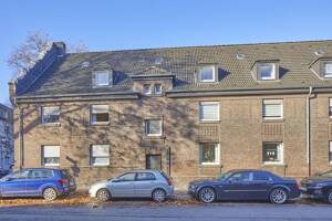 Schön geschnittene Dachgeschosswohnung mit Holzdielenboden und Tapeten