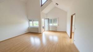 Helle 2-Zimmer-Dachgeschosswohung mit großem Balkon & schöner Ausicht – 72760 Reutlingen – Vorschaubild 1