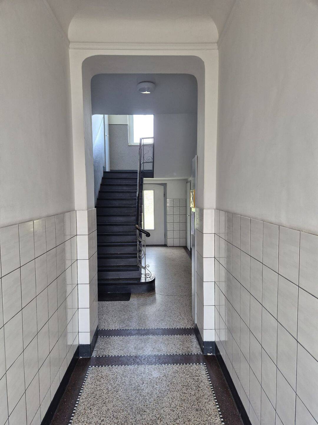 Kernsaniertes Apartment mit kleiner Terrasse – Krefeld – Vorschaubild 2