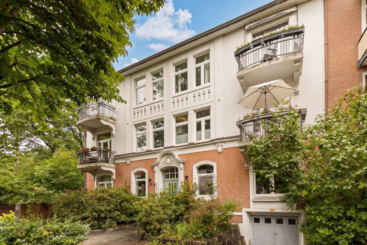 Exklusive kernsanierte Altbauwohnung mit Kamin, 2 Bädern und Premiumküche – 22043 Hamburg – Bild 1 von 9