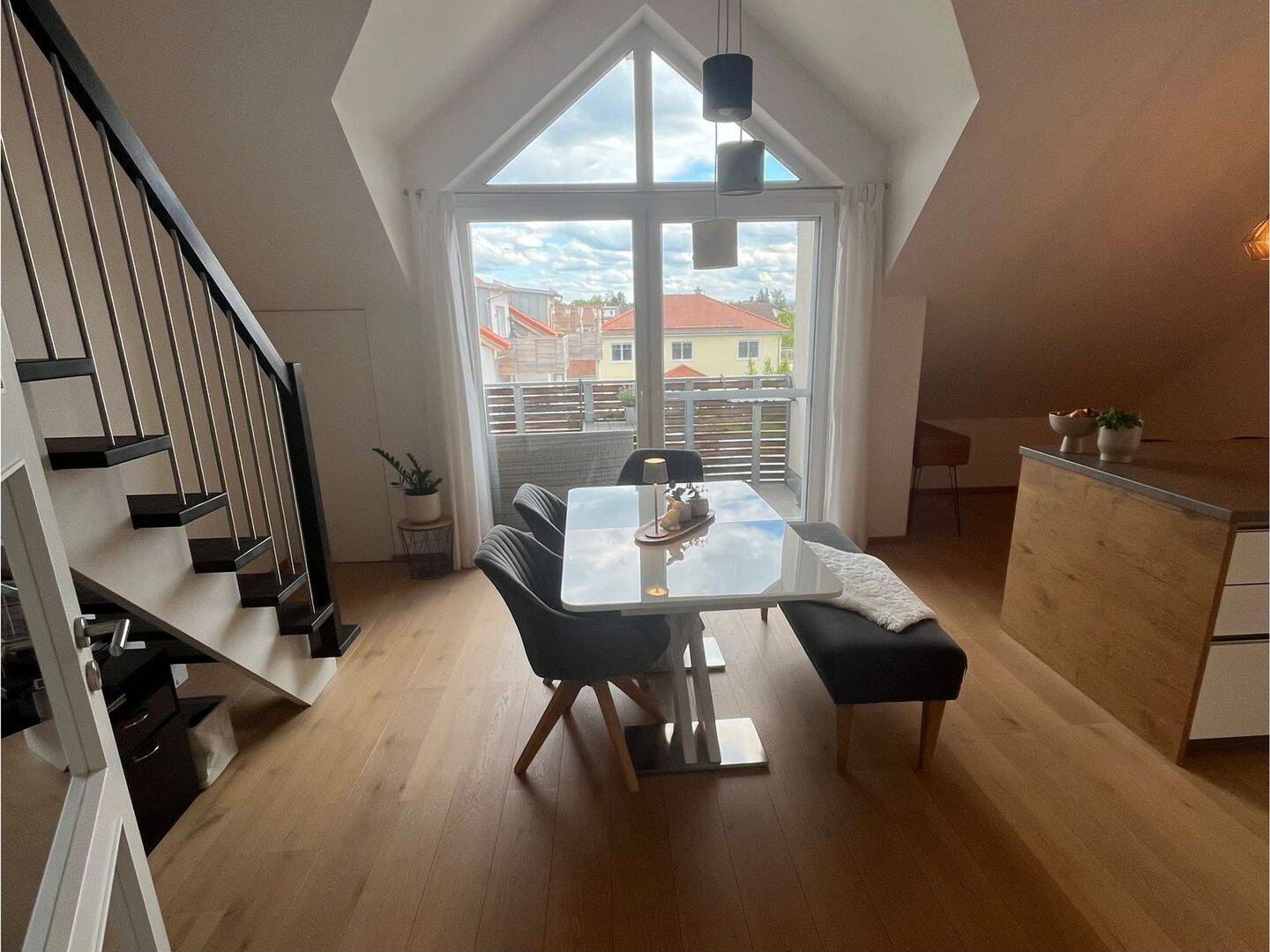 Moderne 3-Zimmer-Galeriewohnung inkl. hochwertiger Küche mit Bora und Miele-Geräten in Erkheim – Erkheim – Vorschaubild 4