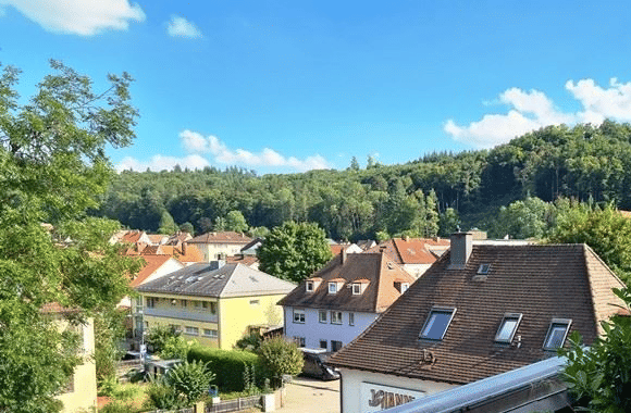 Zentral wohnen mit weitem Blick - sanierte und gemütliche 2-Zimmer-Wohnung mit tollem Balkon