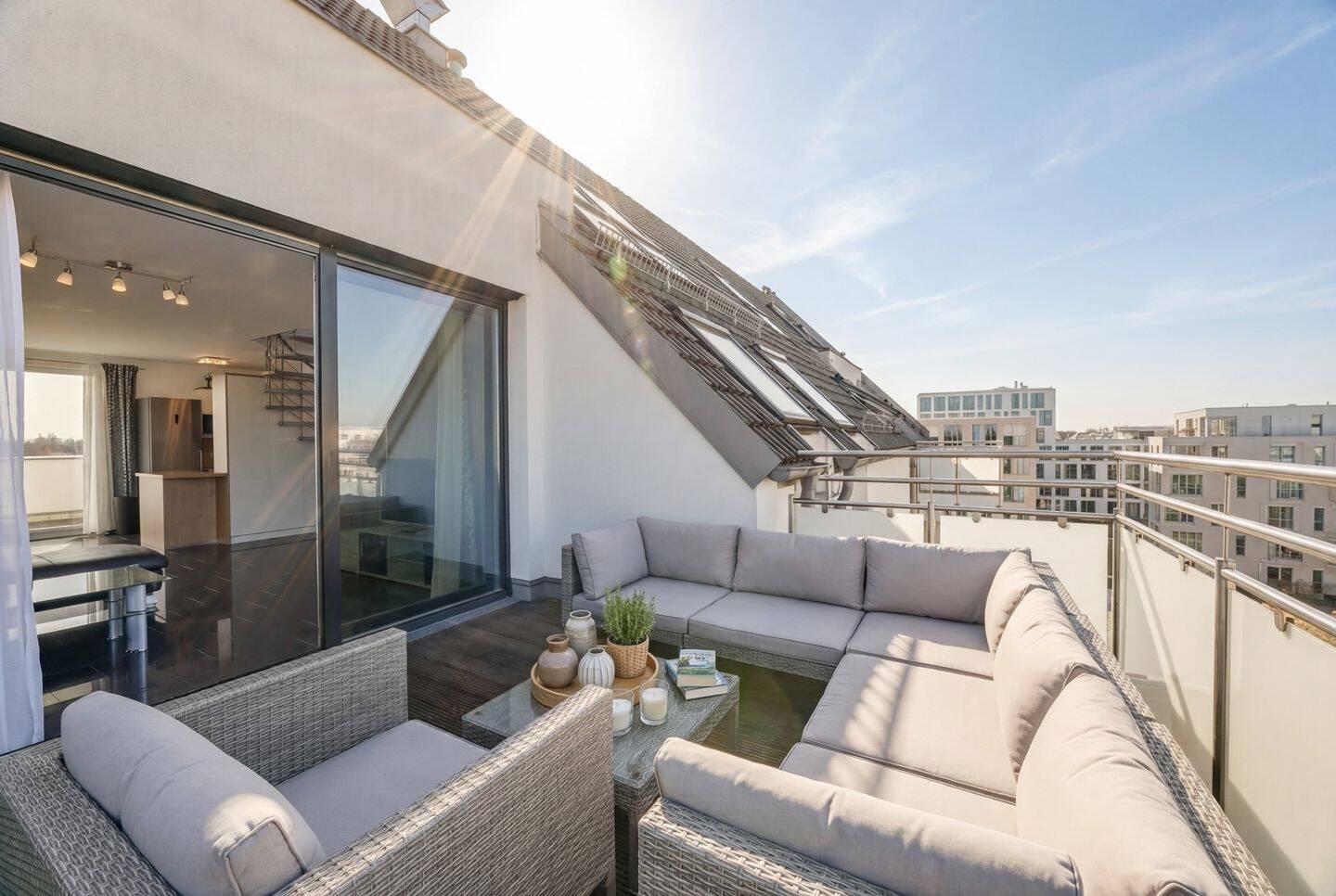 Sofort bezugsfrei: Exklusive Maisonette-Wohnung mit zwei Dachterrassen