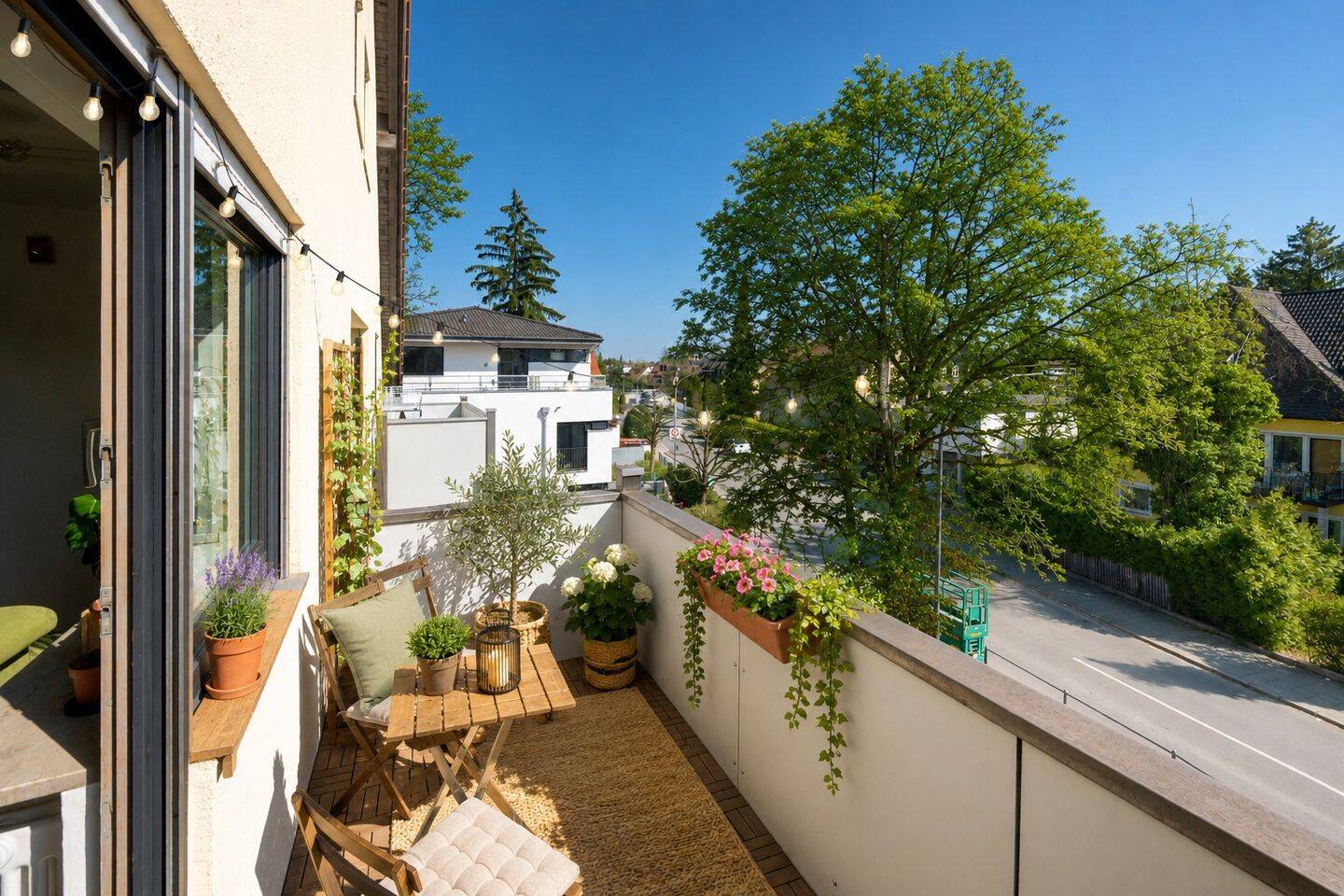 AIGNER - Wohnen über zwei Ebenen - Dachgeschoss-Maisonette mit Balkon in Obermenzing