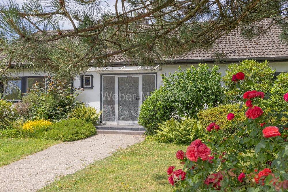 Freistehender Einfamilien-Bungalow mit traumhaftem Garten in ruhiger Ortsrandlage