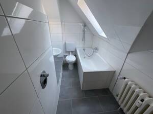 Sanierte 1 Zimmer Wohnung mit großem Studio artigen Wohnzimmer. – 24146 Kiel – Vorschaubild 4