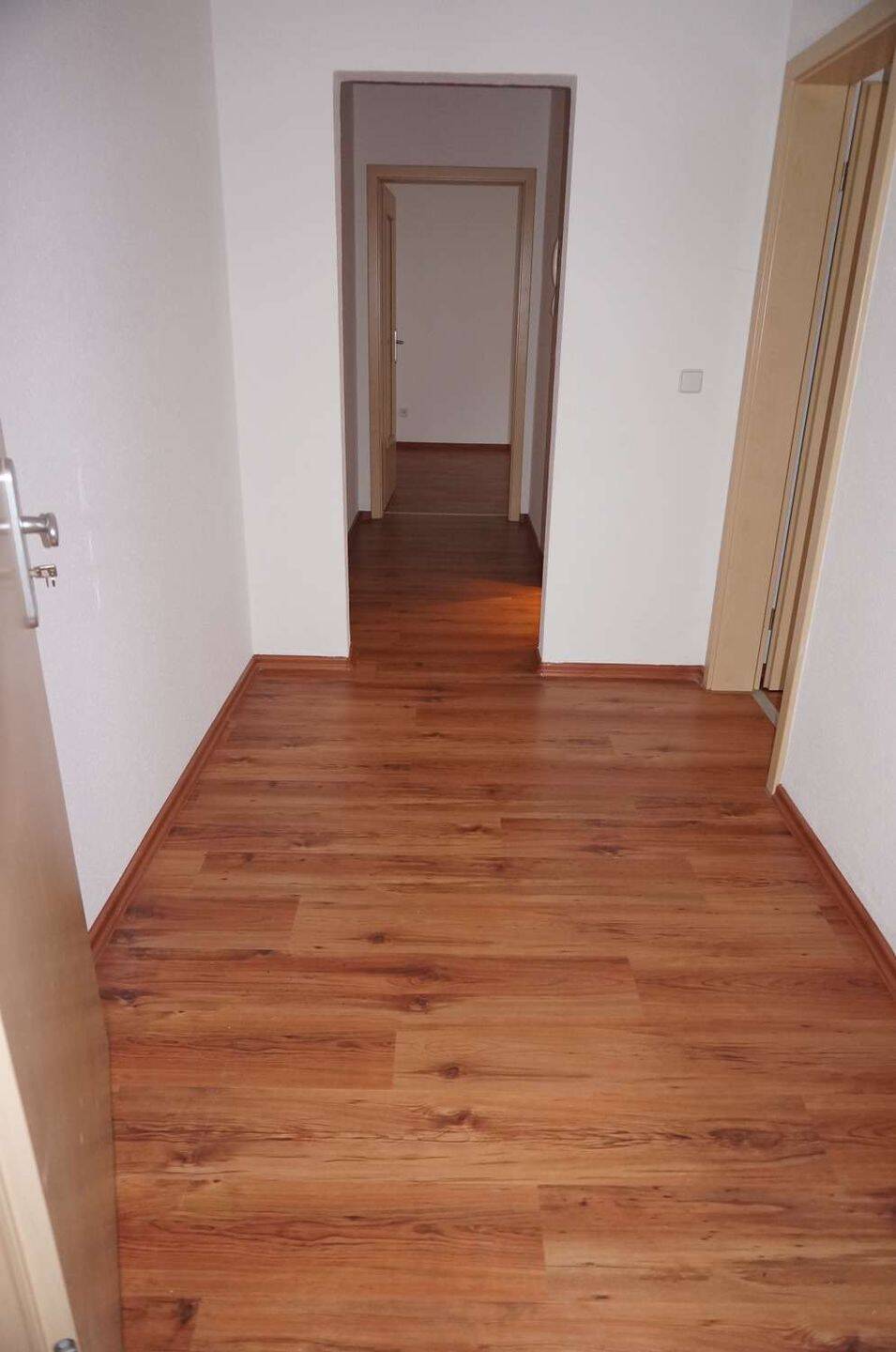 Mieter ab 1.8. gesucht / Laminat / Bad mit Dusche / Uni-Nähe – Chemnitz – Vorschaubild 5