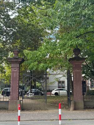 VOR DEN TOREN DES HOLZHAUSENSCHLÖSSCHENS: 2 Büros, eine Wohnung & Garage im Paket sofort frei!