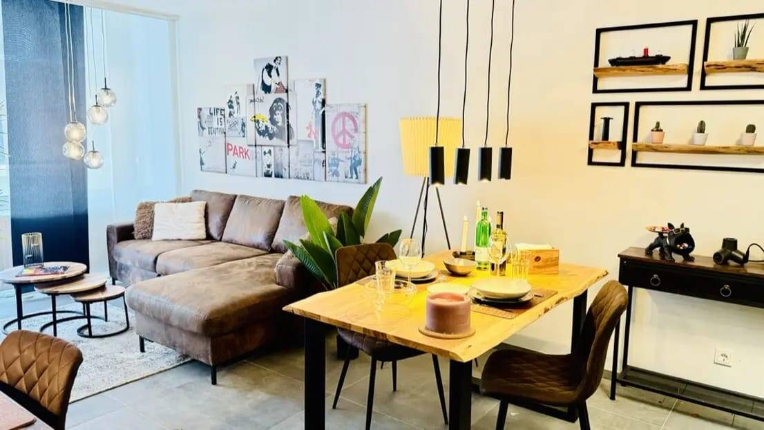 Zentrale Köln-Lage: Möblierte 2-Zimmer Wohnung mit XXL-Loggia