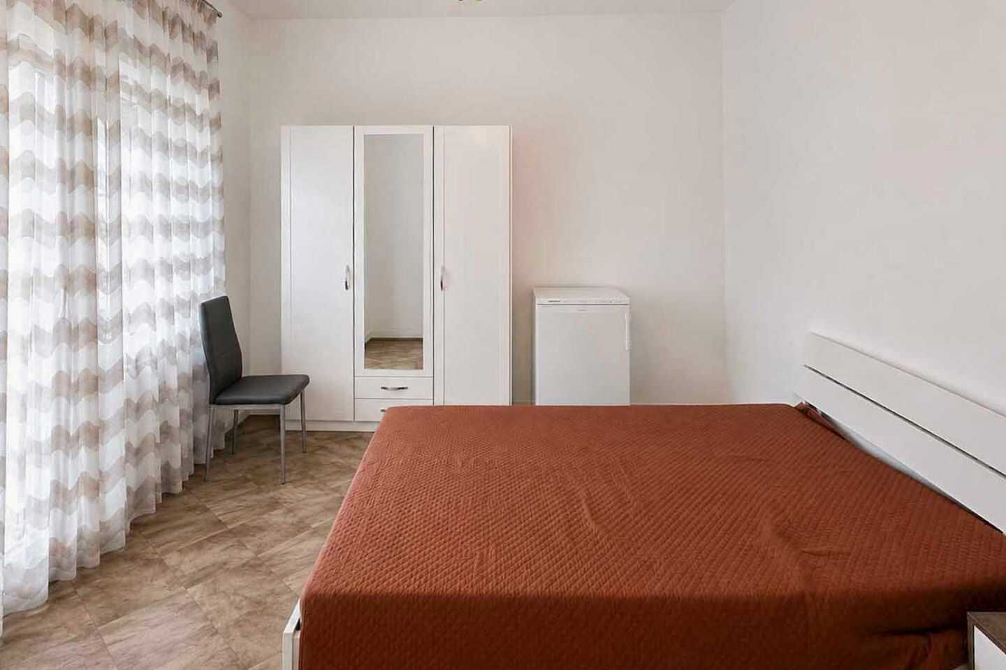 Charmante Altbauwohnung mit grünem Balkon & hohen Decken – Stuttgart – Vorschaubild 6