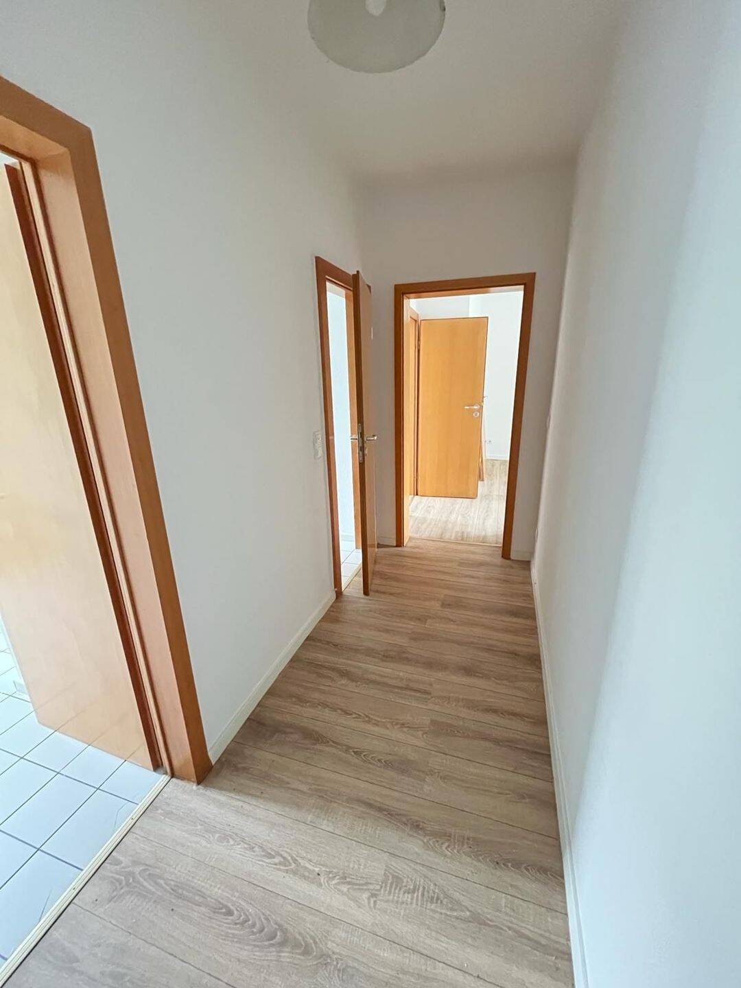2 Raum Wohnung, Bad mit Wanne und Fenster in Gablenz, Nähe Versorgungszentrum – Chemnitz – Vorschaubild 2