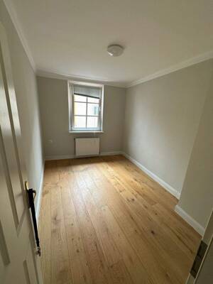 Helle 3-Zimmer-Wohnung mit Einbauküche, Echtholzböden & Tageslichtbad in Fürth – 90762 Fürth – Vorschaubild 3