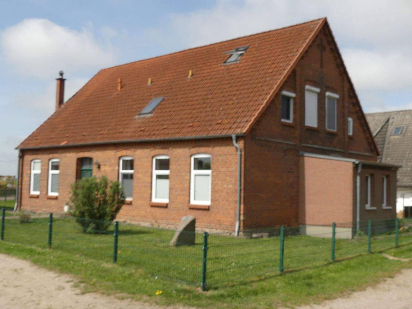 großes solides Wohnhaus mit 3 Wohneinheiten in Neukloster / Perniek